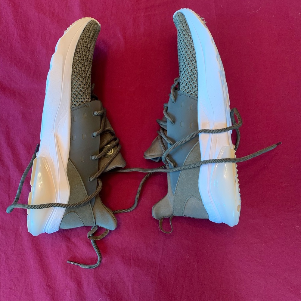 Men’s midnight green tennis shoes